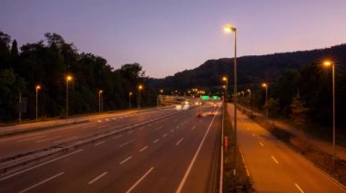 Akşamları trafik çok yoğun oluyor. Zürih Bölgesi. İsviçre.