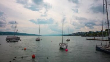 Timelapse Zürih Gölü Tekne Trafiği Panoraması. İsviçre.