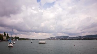 Timelapse Zürih Gölü Tekne Trafiği Panoraması. İsviçre.