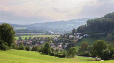 Dağlardaki köyün panorama zamanı. Weiningen. İsviçre.