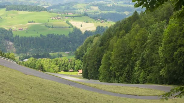 Zaman Atlaması Motosikletler Sviçre Alplerinde Zikzaklı Yolda Giden Arabalar Entlebuch — Stok video