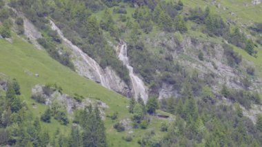 Dağlarda şelale, Niemerstafelbach. Su, Unterschchen, Klausenpass, Canton Uri, İsviçre yakınlarındaki dağlardan yükseğe dökülüyor..