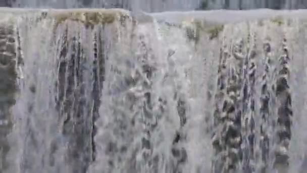 Água Cai Cascata Feita Pelo Homem Água Flui Redor Das — Vídeo de Stock