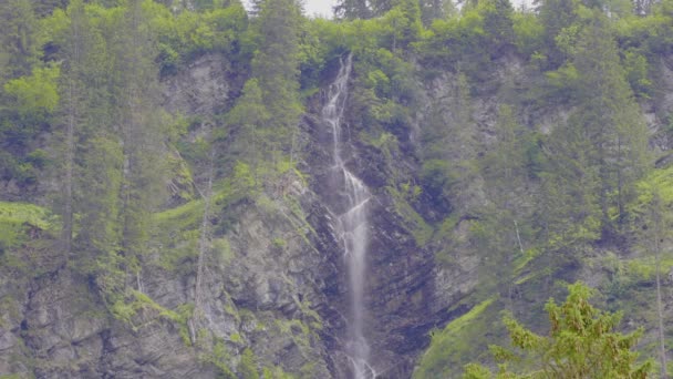 Cachoeira Nas Montanhas Água Cai Alto Rocha Nas Montanhas Perto — Vídeo de Stock
