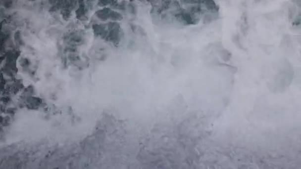 Вода Падает Каскадного Каскада Созданного Человеком Падение Воды Близко River — стоковое видео