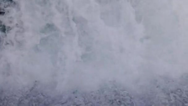 Água Cai Homem Feito Cascata Closeup Caindo Água Perto River — Vídeo de Stock