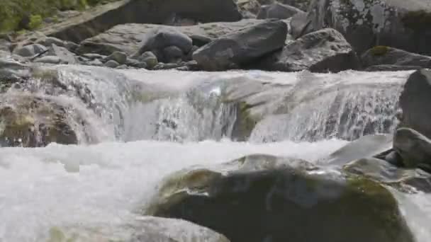 Água Que Flui Torno Pedras Riacho Nas Montanhas Schchental Valley — Vídeo de Stock