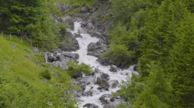 Taşların etrafında akan su. Dağlarda bir dere. Schchental Vadisi, Canton Uri, İsviçre. 