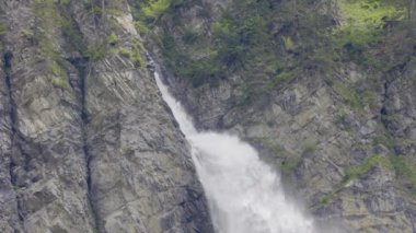 Dağlarda şelale. Staeubifall, Staublifall Unterschchen, Klausenpass, Canton Uri, İsviçre yakınlarında güçlü şelale.
