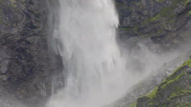 Dağlarda şelale. Staeubifall, Staublifall Unterschchen, Klausenpass, Canton Uri, İsviçre yakınlarında güçlü şelale.