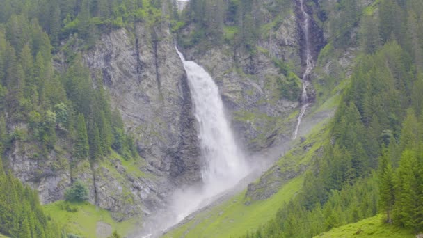 山の中の滝 Staeubifall Staublifall権滝近くUnterschchen Klausenpass カントンウリ スイス — ストック動画