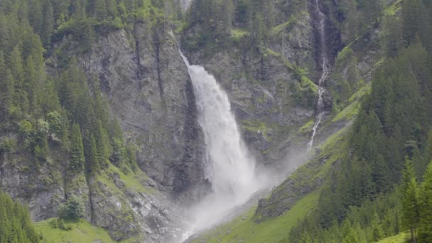 Cachoeira Nas Montanhas Staeubifall Staublifall Cachoeira Poderosa Perto Unterschchen Klausenpass — Vídeo de Stock