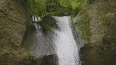 Dağlarda şelale. Kemptnertobel Şelalesi İsviçre 'de Kempten, Wetzikon, Zürih Kantonu yakınlarında..