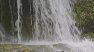 Dağlarda şelale. Kempten yakınlarındaki Chmptner şelalesi, Wetzikon, İsviçre 'deki Zürih Kantonu.