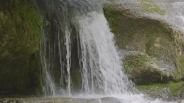 Dağlarda şelale. Kempten yakınlarındaki Chmptner şelalesi, Wetzikon, İsviçre 'deki Zürih Kantonu.