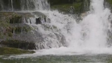 Dağlarda şelale. Kempten yakınlarındaki Chmptner şelalesi, Wetzikon, İsviçre 'deki Zürih Kantonu.