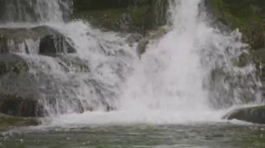 Dağlarda şelale. Kempten yakınlarındaki Chmptner şelalesi, Wetzikon, İsviçre 'deki Zürih Kantonu.