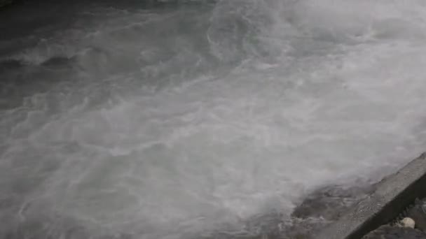 Pohled Vodu Ženoucí Bránou Přehradě Padající Voda Zblízka Zwirgi Staudamm — Stock video