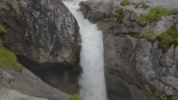 Wodospad Górach Wodospad Niedaleko Rosenlaui Glacier Gorge Berner Oberland Canton — Wideo stockowe