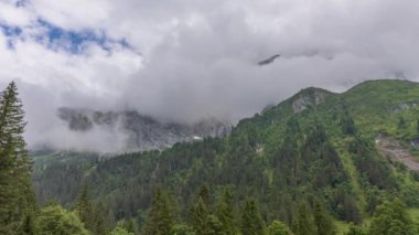 Dağların tepesinde dans eden bulutların zamanı. Kış dağı manzarası. Yağmur bulutları dağda yükseliyor. Schwarzwaldalp, Berner Oberland, Canton Bern, İsviçre