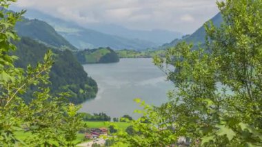 Arka planda dağlar olan bir gölün panoramik görüntüsü. Lungernersee, Lungern Gölü, Canton Obwalden, İsviçre.