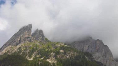 Dağların tepesinde dans eden bulutların zamanı. Kış dağı manzarası. Yağmur bulutları dağda yükseliyor. Grosses Engelhorn, Schwarzwaldalp, Berner Oberland, Canton Bern, İsviçre