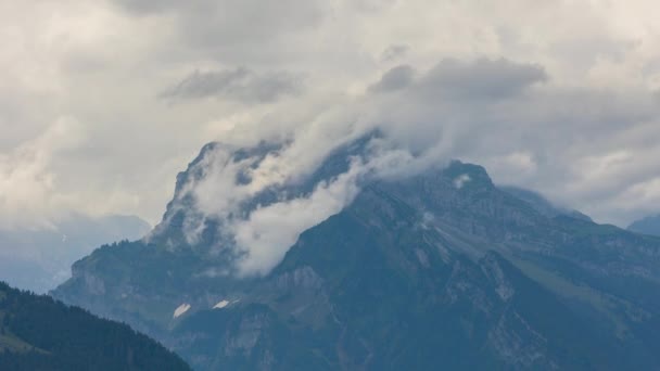 Timelapse Chmur Przechodzących Szczyt Góry Burzliwe Chmury Dotykają Szczytów Gór — Wideo stockowe