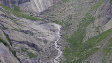 Taşların etrafında akan su. Dağlarda bir dere. Gelmer Gölü, Bernese Oberland, İsviçre. 