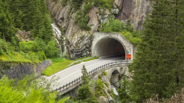 Tijdspanne Van Het Autoverkeer Uit Tunnel Valley Upper Aar River — Stockvideo