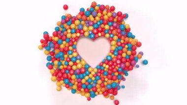 Ekranı dolduran parlak balonlar. Balonlar merkezde kalp şekli oluşturur. 3B görüntüleme.