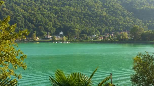 Timelapse Κίνηση Βάρκα Μια Λίμνη Βουνό Στο Παρασκήνιο Lake Lugano — Αρχείο Βίντεο