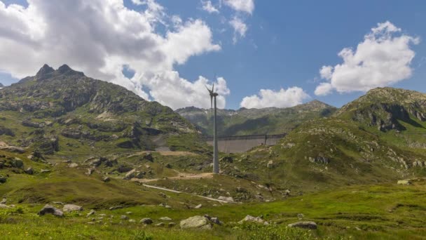 Timelapse Turbina Eólica Alta Nas Montanhas Lado Usina Hidrelétrica Moinho — Vídeo de Stock