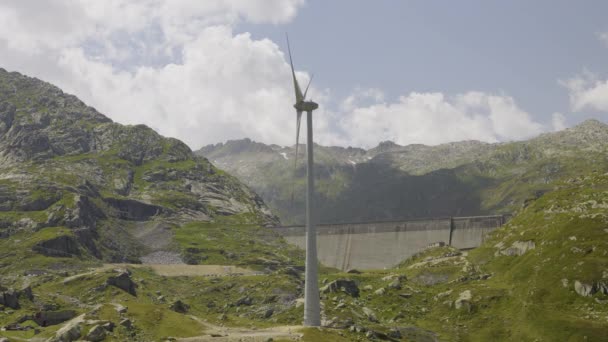 Turbina Eólica Alta Nas Montanhas Lado Usina Hidrelétrica Moinho Paisagem — Vídeo de Stock