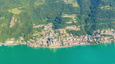 Zaman ayarlı, göl kenarındaki kasabanın havadan görüntüsü. Monte San Salvatore 'dan görüntü. Lugano Gölü. Campione, Lombardiya Bölgesi, İtalya. 