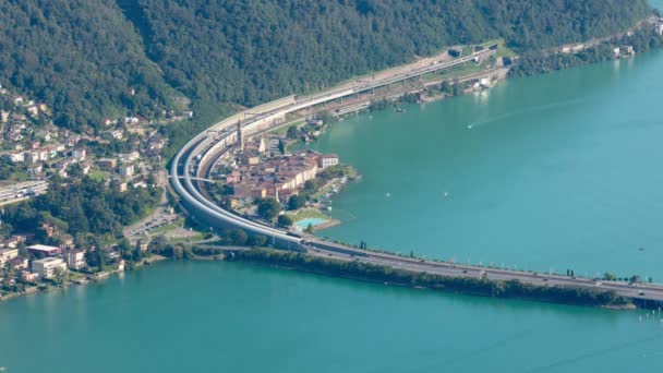 Zaman Çizelgesi Göl Kenarındaki Sviçre Alp Kasabasında Arabaların Trenlerin Hava — Stok video