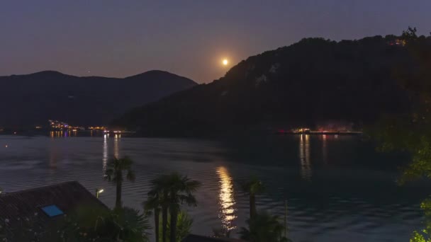 Timelapse Widok Jezioro Nocy Góry Tle Ruch Samochodowy Drodze Obok — Wideo stockowe
