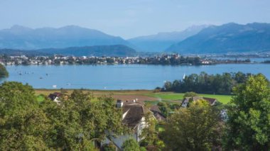 Zaman atlaması, Zürih Gölü 'nün yanındaki Ortaçağ Avrupa kasabası. Rapperswil-Jona, Canton St. Gallen, İsviçre.
