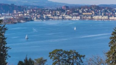 Zaman kayıkları gölde trafiği sağlıyor ve arka planda da dağ var. Lucerne Gölü, Vierwaldstttersee. Lucerne, İsviçre.