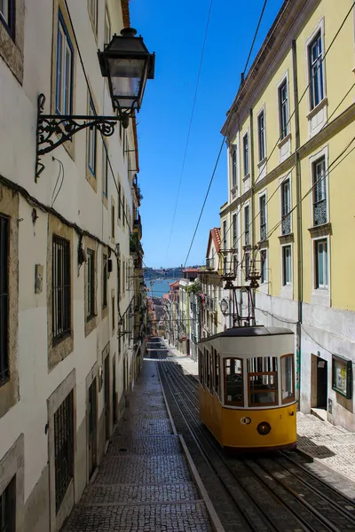 Винтажный Трамвай Центре Лиссабона Прекрасный Летний День Португалия Традиционный Желтый — стоковое фото