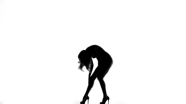 Silhouette d'une femme sexy dansant 