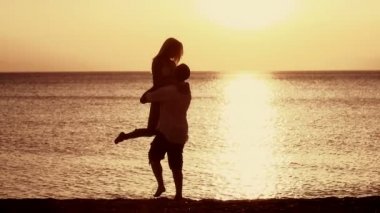 Çiftler sahilde eğleniyor.