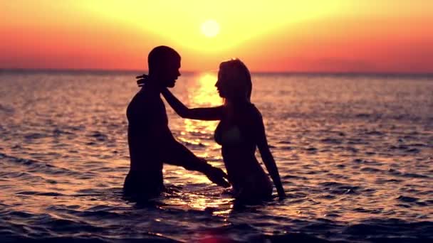 Couple embrasser au coucher du soleil — Video