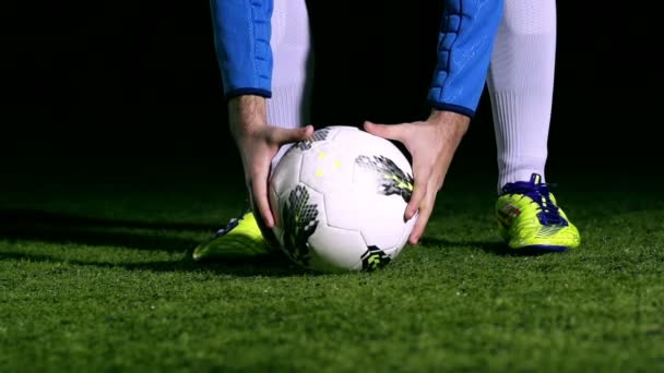 Voetbalspeler schopt een bal — Wideo stockowe