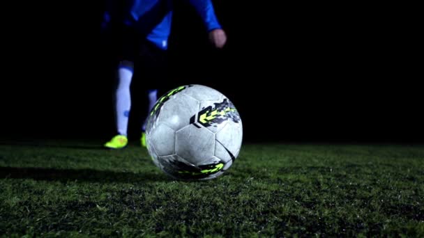 Jugador de fútbol patea una pelota — Vídeo de stock