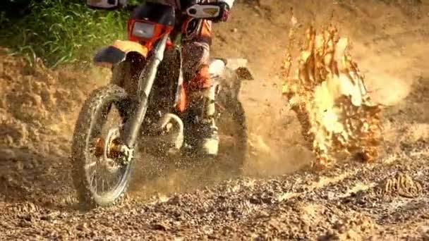 Motocross através de lama movimento super lento — Vídeo de Stock