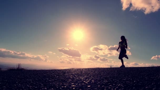 Mujer en el aire corriendo al atardecer — Vídeos de Stock