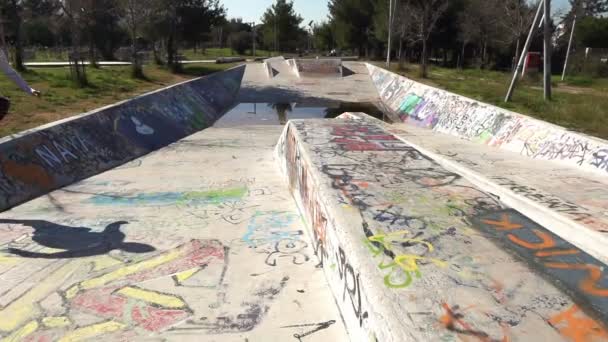 Empresario haciendo Parkour — Vídeo de stock