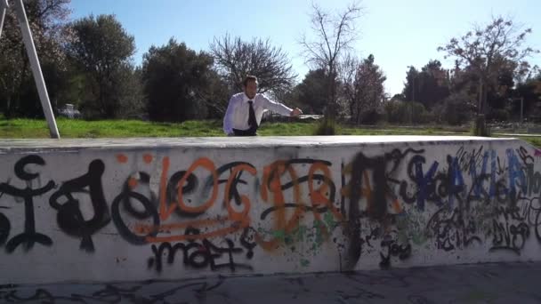 Empresário Fazendo Parkour — Vídeo de Stock