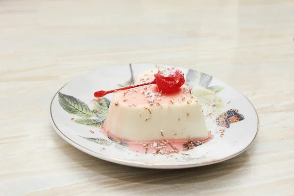 Hausmädchen-Cotta-Dessert mit Kirsche — Stockfoto