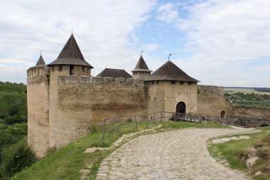 Hotin Grand eski kalesteak a zeleniny shishkabob špejle s okurkovým salátem 